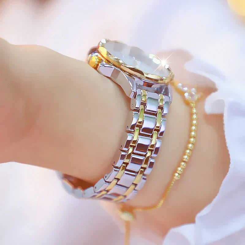 Damenarmbanduhr mit Strasssteinen und Diamanten
